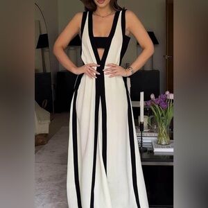 Elegant Black and White Sleeveless Dress